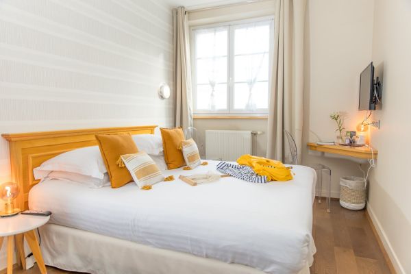 Séjour d'une Nuit en Jolie Petite Chambre