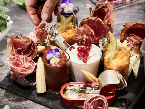 Visite de cave immersive, dégustation et repas planchette